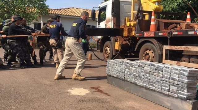 Droga foi encontrada na traseira do caminhão — Foto: PRF / Divulgação