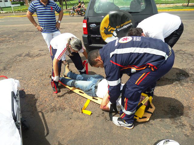 Motociclista fica ferido ao desviar de carro que invadiu a preferencial (Foto: Celso Daniel)