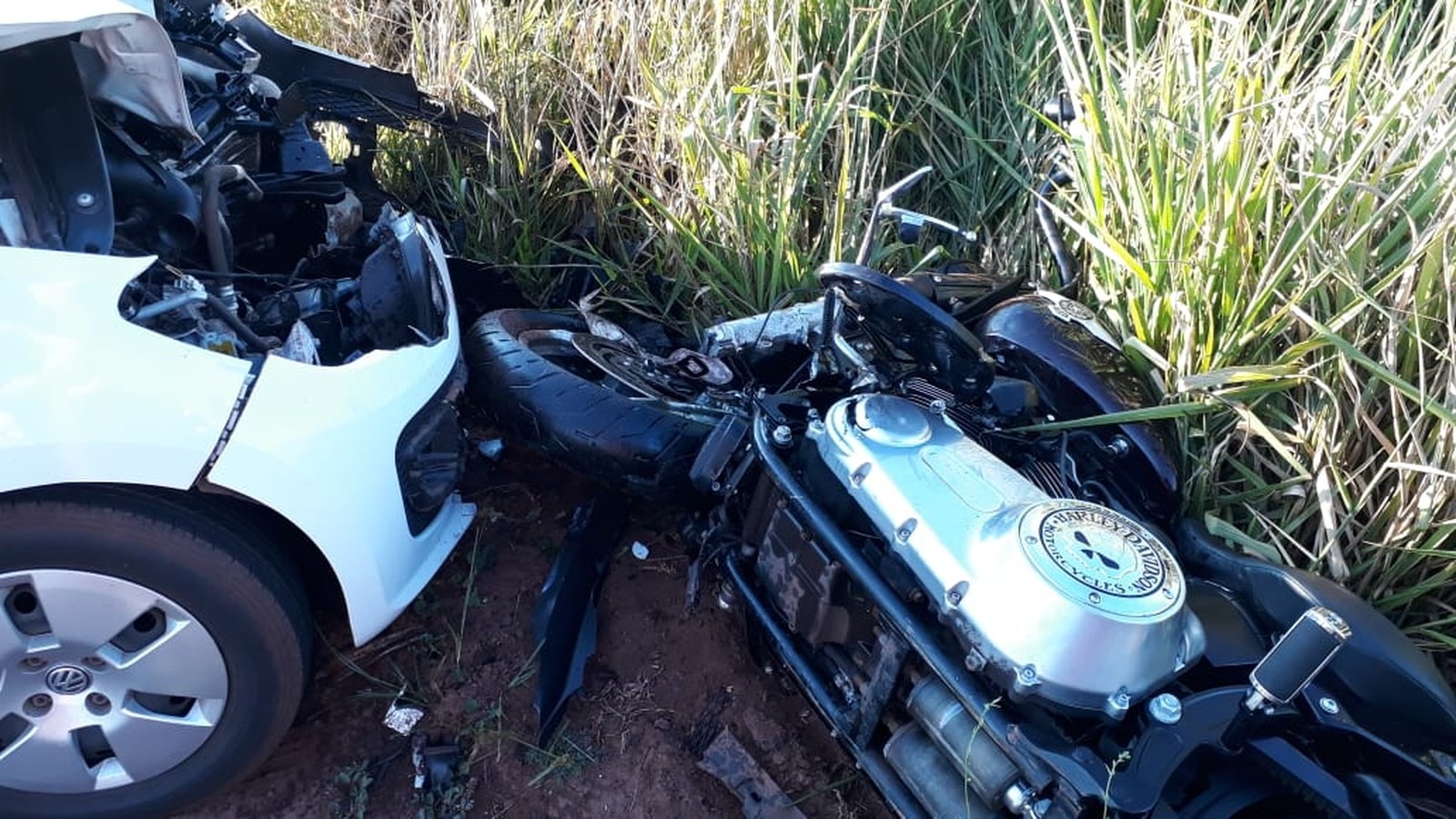 Motociclista morre ao ser arremessado 20 metros em colisão envolvendo 2 veículos na BR-262 Colisão envolvendo três carros causou morte de motociclista — Foto: José Aparecido/TV Morena