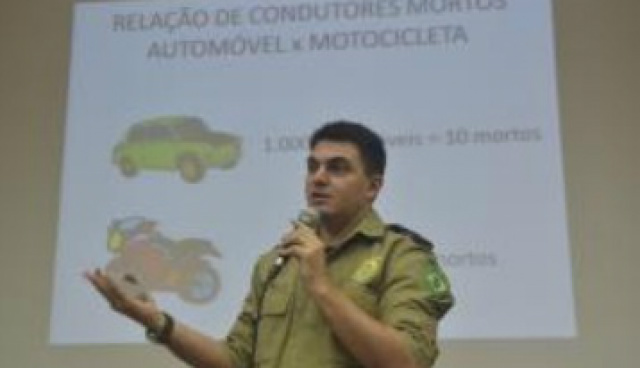 O Chefe da Divisão de Planejamento Operacional da Polícia Rodoviária Federal, Stênio Pires, divulga o balanço dos acidentes de 2013 nas rodovias federais (Foto: Elza Fiuza/Agência Brasil)