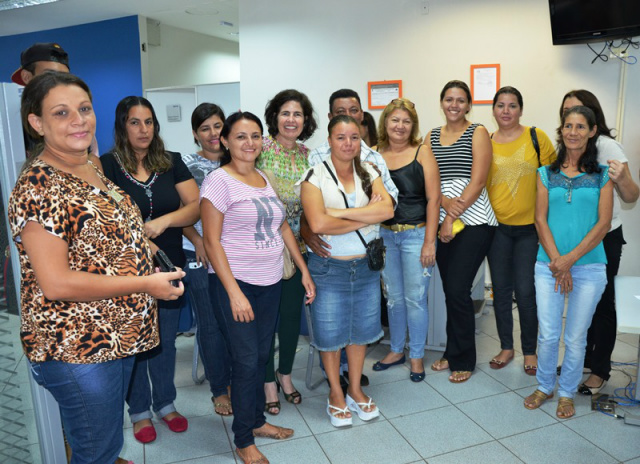 Caixa e Secretaria de Habitação sorteiam endereços da segunda etapa do Residencial Orestinho A prefeita Marcia Moura junto com futuras moradoras do Residencial Orestinho durante sorteio de endereços na Caixa Econômica Federal (Foto: Assessoria)
