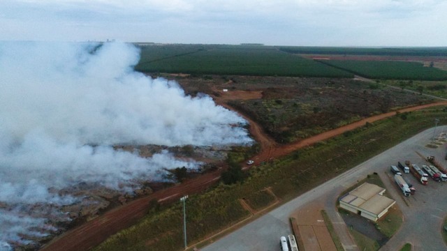 Suzano emite nota oficial sobre incêndio no pátio externo de biomassa da empresa em Três Lagoas Incêndio acontece desta a quarta-feira, 31 em Três Lagoas (Foto: Assessoria)