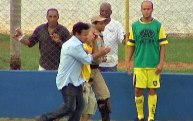 Rojão explode e fere torcedor do Cene em jogo contra Águia Negra Torcedor é socorrido por bombeiros e dirigente do Cene após disparar rojão no rosto.