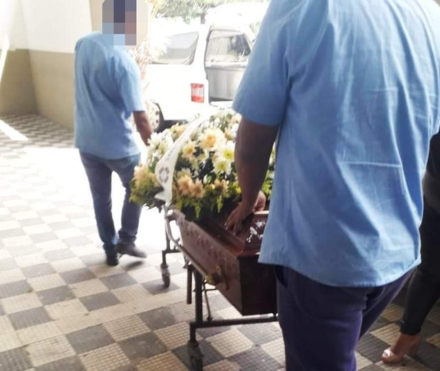 Erro de funerária faz família velar corpo errado em SP: 'Absurdo' Corpo errado foi removido de cemitério após funerária constatar o erro, em Praia Grande, SP — Foto: Arquivo Pessoal