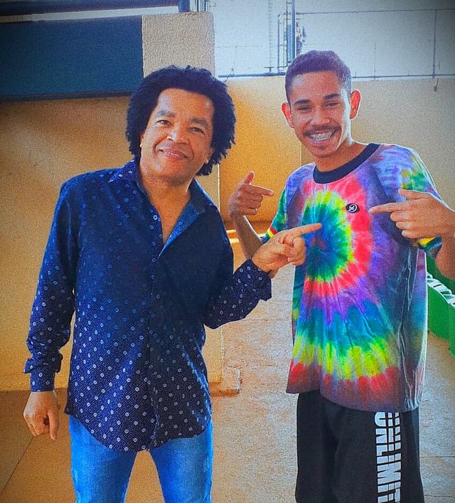 Joelson mostra uma das sua criações. Foto: Arquivo Pessoal
