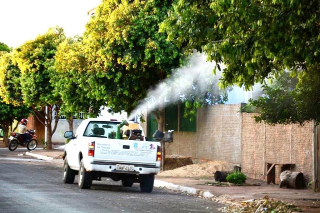 Saúde de Três Lagoas usa bomba de fumacê para conter proliferação do Aedes aegypti Carro do fumacê aplica veneno contra os mosquitos, usando o sistema de borrifação do produto Malathon. Foto: Divulgação