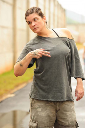 A atriz está bem diferente, tudo para interpretar uma detenta
Foto: Divulgação