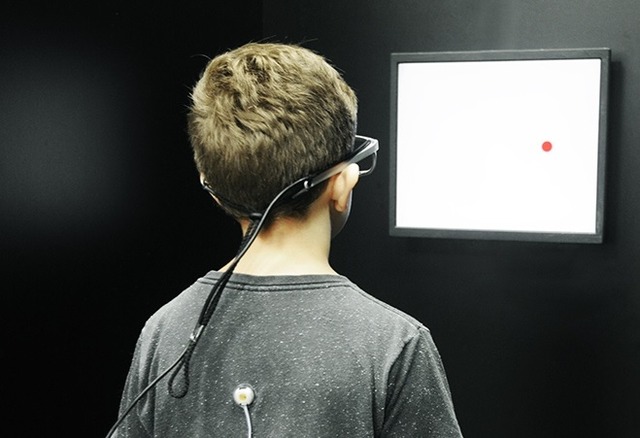 Voluntários de 9 e 10 anos com dislexia diminuíram tempo para ler trechos de livros, o que pode ser resultado de maior ativação do córtex cerebral, indica estudo (foto: Milena Razuk)
