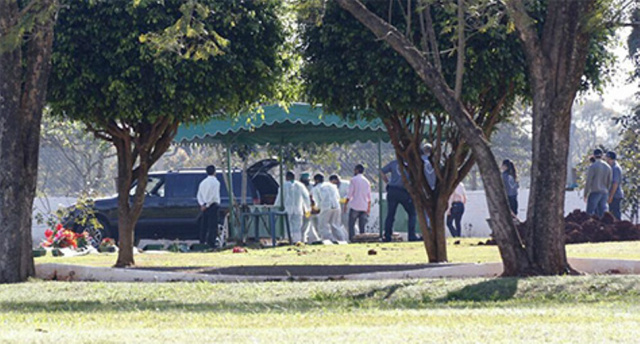 Os corpos das pacientes mortas são retirados, com a presença de familiares e de agentes policiais e funerários (Foto: Midiamax News)