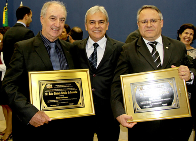 Os homenageados Celso Antonio Botelho de Carvalho e Antonio Botelho de Carvalho ladeando o presidente do legislativo Jorginho do Gás (Foto: Nelson Roberto)