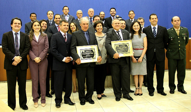 Promotor de justiça e procurador geral recebem títulos de cidadão-tres-lagoense Autoridades políticas, militares, vereadores, promotores e juizes prestigiaram a outorga dos títulos (Foto: Nelson Roberto)