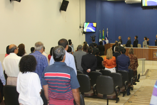 Promotor de justiça e procurador geral recebem títulos de cidadão-tres-lagoense Mesmo com chuva, bom público compareceu a solenidade (Foto: Nelson Roberto)