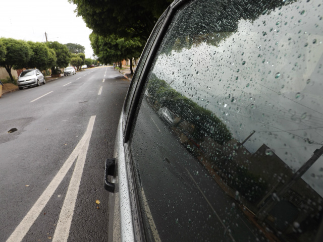 Gotículas de água no vidro de um carro. Há previsão de mais chuva para hoje (27). (Foto: Patrícia Miranda)