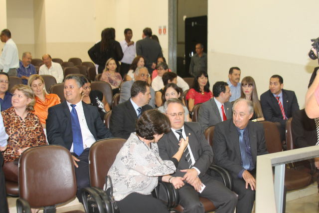 Promotor de justiça e procurador geral recebem títulos de cidadão-tres-lagoense Promotores Públicos e juízes aguardam o inicio da sessão solene (Foto: Nelson Roberto)