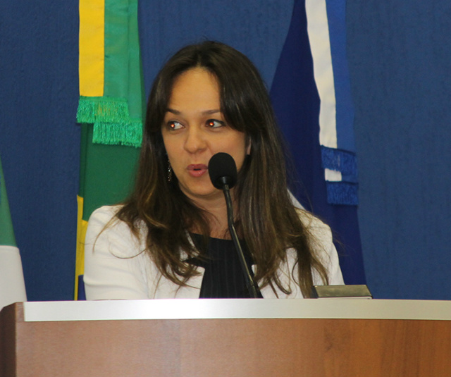 Promotor de justiça e procurador geral recebem títulos de cidadão-tres-lagoense Promotora Ana Cristina Carneiro Dias