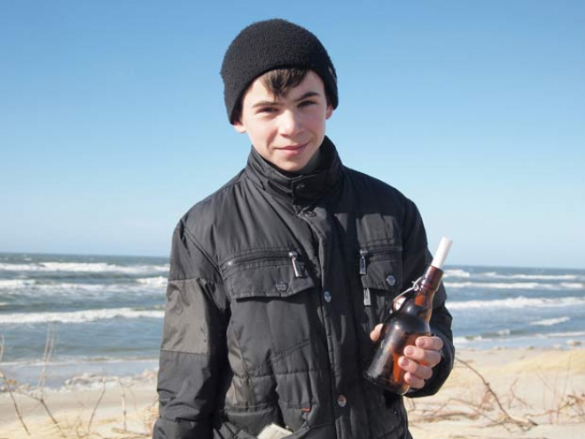 Carta enviada há 24 anos foi achada pelo adolescente Daniil Korotkikh. (Foto: Viktor Guseinov/Komsomolskaya Pravda/AP)