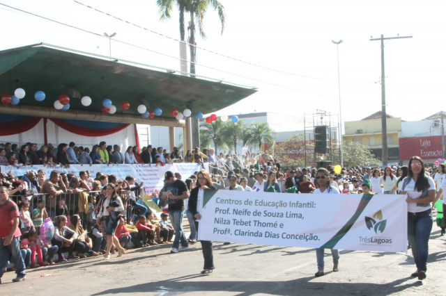 Desfile de 101 anos de Três Lagoas atrai 4 mil pessoas Tradicional desfile cívico começou com atraso, porém não ofuscou o brilho do evento comemorativo aos 101 anos de Três Lagoas (Foto: Patricia Miranda)