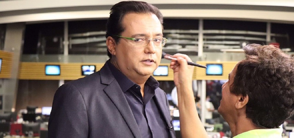 O apresentador Geraldo Luís é maquiado em estúdio da Record: motorista o acusa de ofensas.