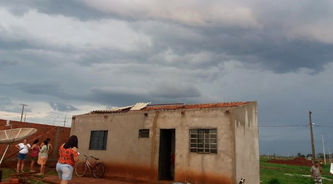 Ventos fortes destelham casas e causam estragos em municípios do Sul de MS