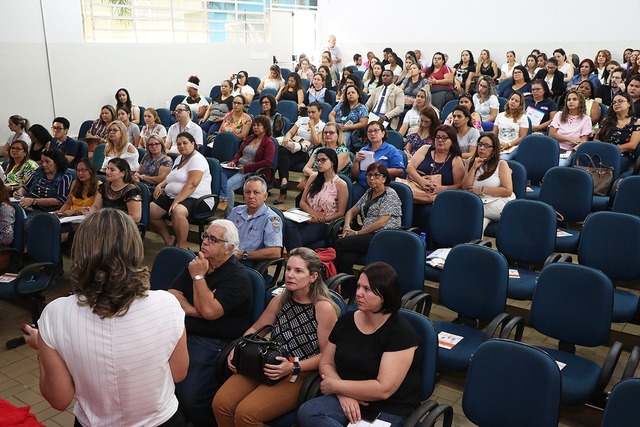 Foi um dia de palestras e rodas de conversa com profissionais da rede de atendimento à criança e ao adolescente (Foto/Assessoria)