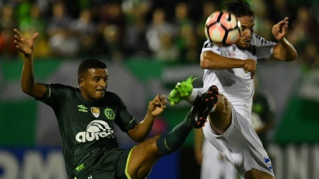 Reinaldo disputa com Álvaro González durante partida na Arena Condá. (Foto: Divulgação)