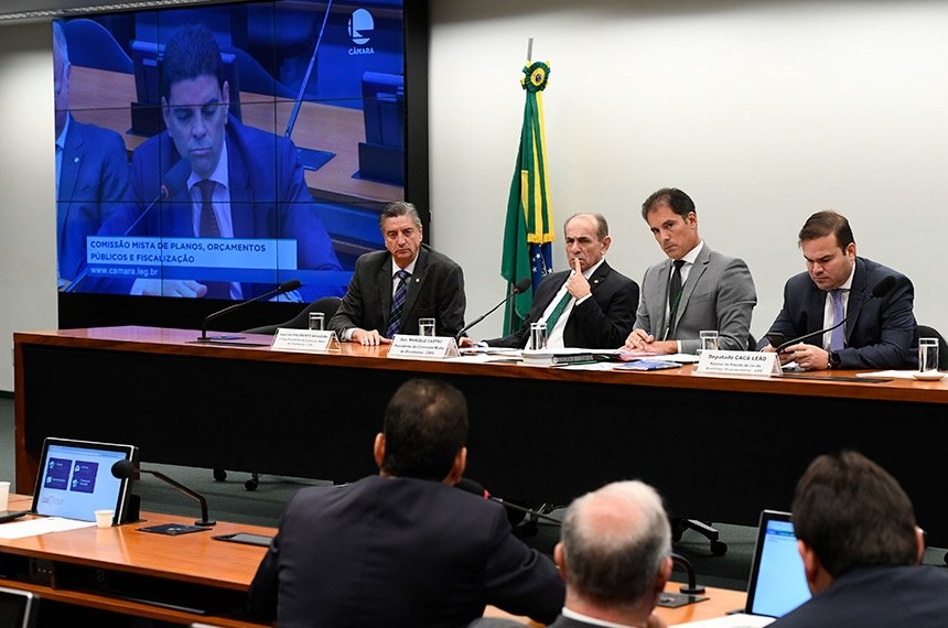 Comissão de Orçamento do Senado aprova LDO com salário mínimo de R$ 1.040 em 2020 Reunião da CMO, presidida pelo senador Marcelo Castro (segundo da esquerda para a direita), aprovou a Lei de Diretrizes Orçamentárias para 2020 e créditos para o Judiciário. Foto: Marcos Oliveira/Agência Senado