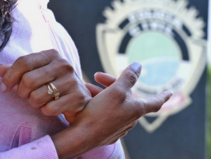 Diarista tem moto furtada e penhorada em boca de fumo por pastor A vítima procurou a polícia nesta manhã para registrar o caso (Foto: Henrique Kawaminami/Campo Grande News)
