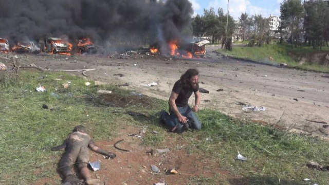 Fotógrafo para de fazer fotos para salvar criança vítima de explosão na Síria