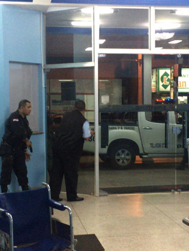 Tiroteio com armas de guerra mata traficante e aterroriza comunidade fronteiriça Policiais paraguaios dispararam durante o confronto, onde houve feridos. (Foto: Divulgação)