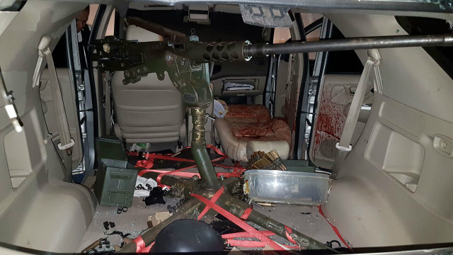 Tiroteio com armas de guerra mata traficante e aterroriza comunidade fronteiriça Em um dos veículos, um fuzil foi encontrado, com inúmeras munições. (Foto: Divulgação)