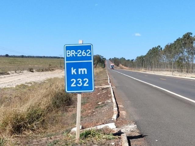 Placa some 2 vezes de BR e vira caso de polícia A placa que sumiu e depois foi colocada ao contrário (Foto: Kleber Rodrigues de Souza/Campo Grande News)