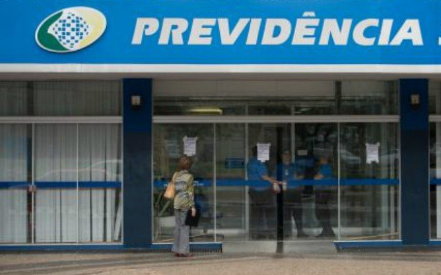 Créditos são feitos em contas em nome dos segurados no Banco do Brasil ou na Caixa (Foto: Marcelo Camargo/Agência Brasil)