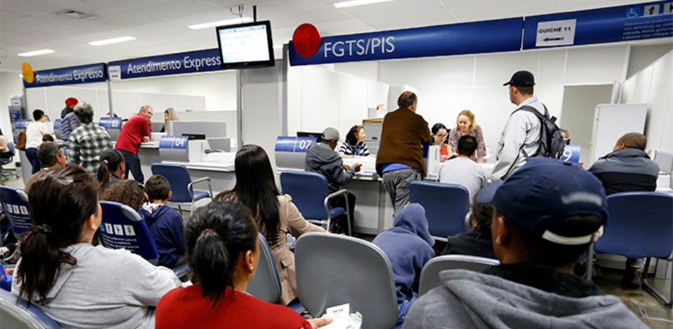 Agências da Caixa abrirão mais cedo para atender cotistas do PIS Prazo para cotistas sacarem o benefício termina na sexta (28) - Foto: Divulgação/Caixa