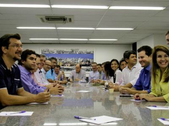 Reunião onde ficou decidida a chapa de consenso que elegeu Júnior Mochi presidente da Assembléia (Foto: Portal MS)
