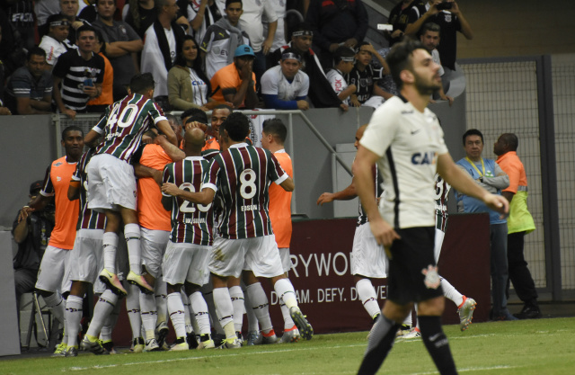 Com lesão de Elias, expulsão e pênalti contra Corinthians perde para o Fluminense Equipe paulistana até tentou o empate, mas a desvantagem numérica pesou no resultado final (Foto:Fluminense FC)