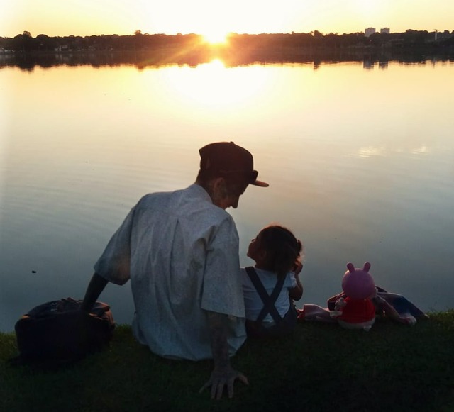 Pai solteiro, Pedro e a filha são melhores amigos e já superaram vários desafios