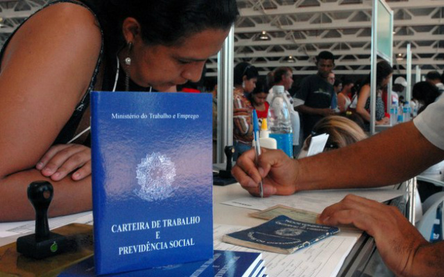 IBGE: Queda do emprego é geral e atinge trabalhos com e sem carteira assinada Queda na qualidade do emprego é uma das maiores preocupações trazidas pela crise econômica (Foto: Divulgação/Agência Brasil)
