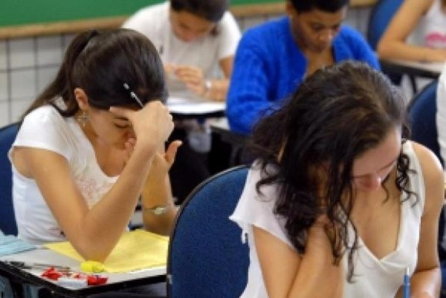 Na reta final para o Enem, foco deve ser em simulados e na leitura de notícias Estudantes fazem prova do Enem (Imagem de Arquivo/Agência Brasil)