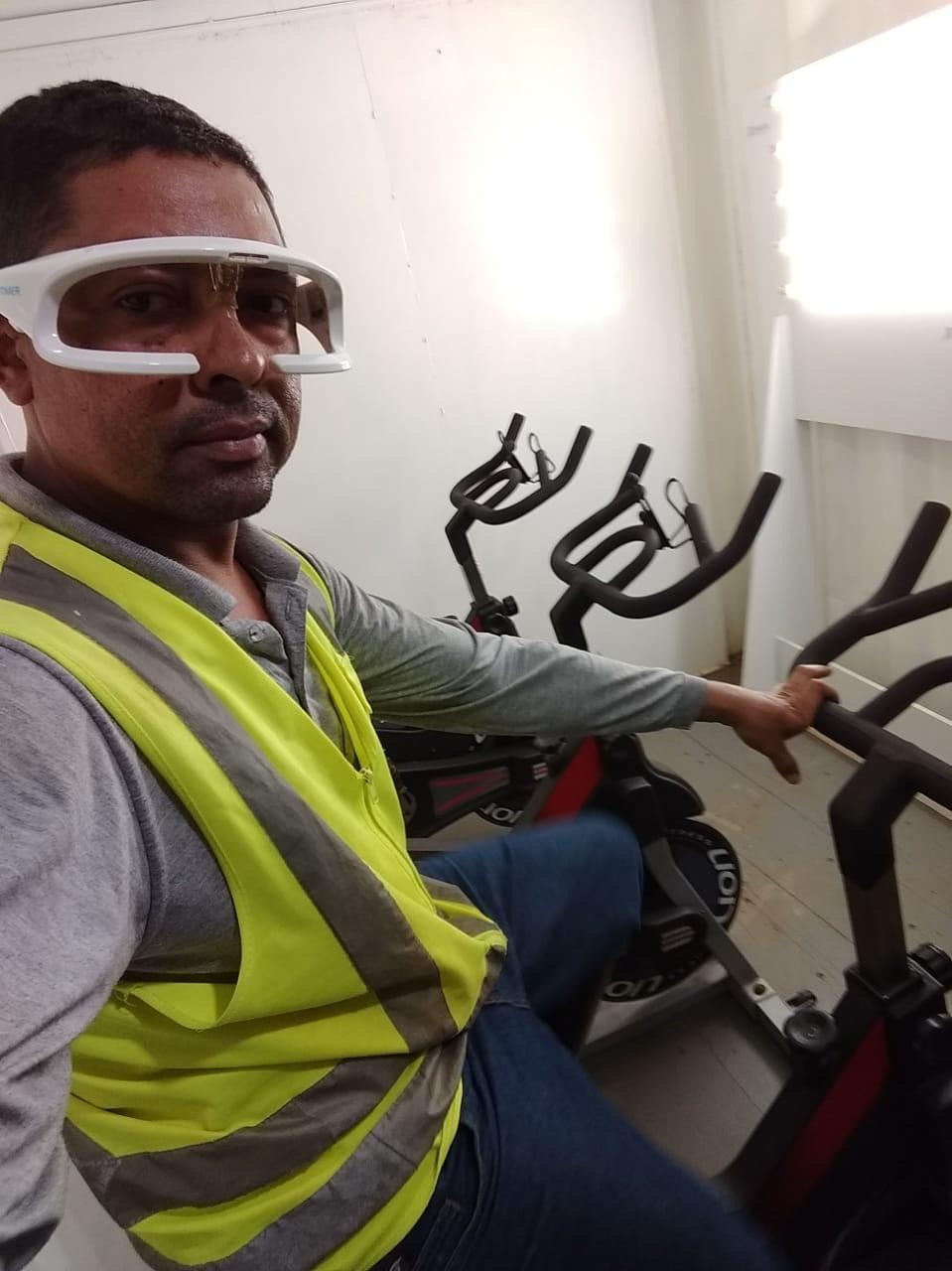 Os motoristas ficam na Sala de Estímulo contra o sono em torno de 15 minutos. Lá eles têm à disposição bicicleta ergométrica e óculos especiais com luzes para estimular a visão e evitar o sono. Foto: Divulgação