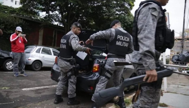 STF decide que policiais condenados por máfia do cigarro vão responder em liberdade Policiais Militares durante a segunda fase da Operação Oiketicus. (Henrique Kawaminami/Arquivo)