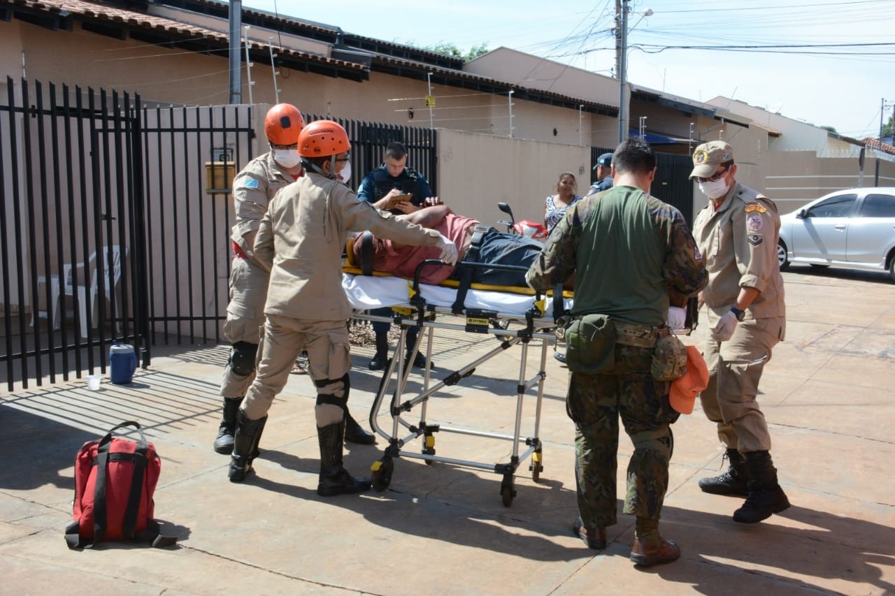 Morador de rua diz que foi espancado por grupo ao pedir comida Vítima sendo socorrida pelos bombeiros. - Foto: Bruno Henrique / Correio do Estado