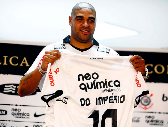 Adriano recebe a camisa 10 que usará no Corinthians (Foto: Marcos Ribolli/Globoesporte.com)