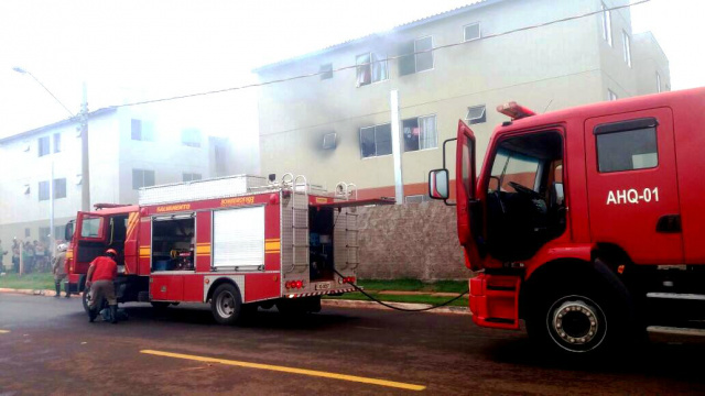 Incêndio mobilizou viaturas do Corpo de Bombeiros.(Fotos: Divulgação). 