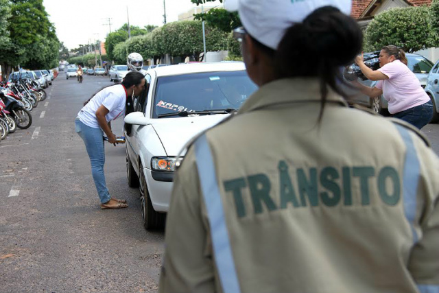 Agente de trânsito fizeram panfletagem pelas principais ruas de Três Lagoas(Foto/Assessoria)