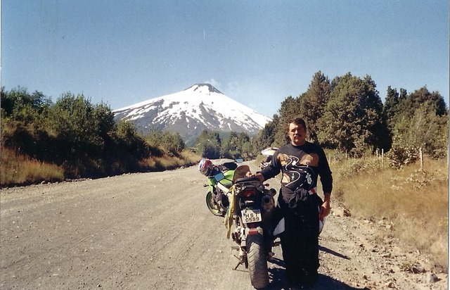 Entidades e prefeitura são beneficiadas com ações de promotor A paixão pelas duas rodas já o fizeram viajar por milhares de quilômetros, como a foto o mostra nas montanhas chilenas (Foto: Álbum de família)