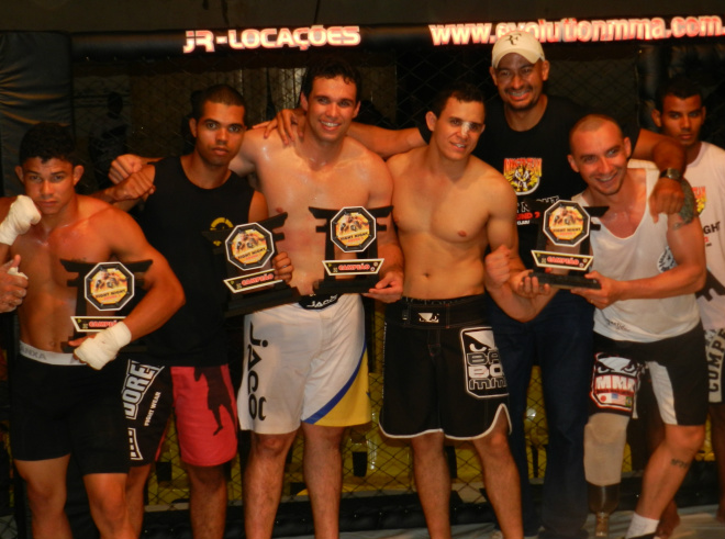 Lutadores de Três Lagoas conquistam 1º lugar em campeonato Três Lagoas foi representada por seis lutadores que levaram o 1º lugar na competição.
Foto: Divulgação
