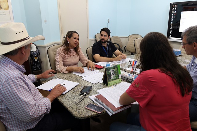 Três Lagoas adere ao Programa “Saúde na Hora” Reunião teve a participação dos secretários Angelina Zuque da Saúde; Gilmar Tabone de Administração; Soyla Carla Alves da Administração e o diretor de Saúde Coletiva, Sandro Rotiroti, e do prefeito Ângelo Guerreiro. Foto: Divulgação