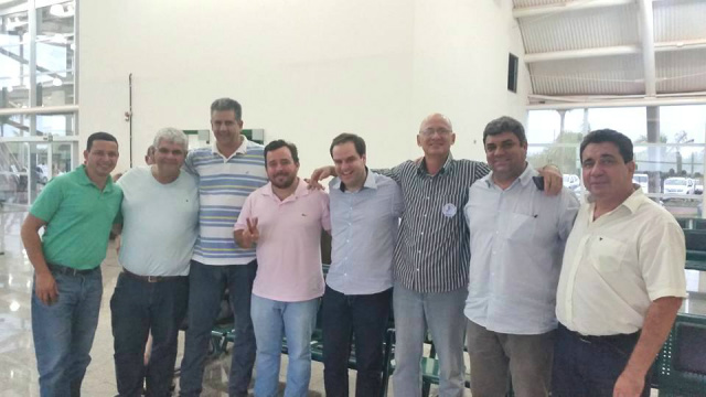Dagoberto Nogueira e comitiva de líderes do PDT no aeroporto. (Foto: Ricardo Ojeda).