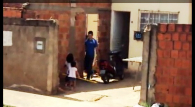 Imagem reproduzida de vídeo onde pai é flagrado espancando a filha. (Reprodução-YouTube)
