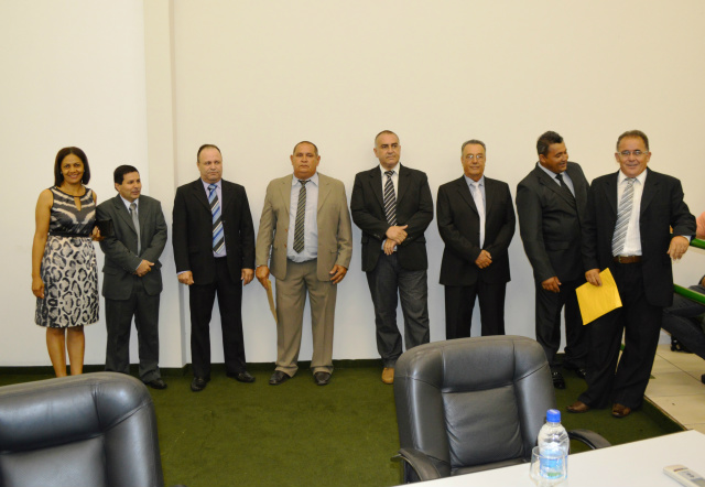 Os oito vereadores suplentes que assumiram a titularidade valorizaram a emoção durante o uso da tribuna na sessão solene na Câmara Municipal. (Foto: Assessoria de Comunicação)